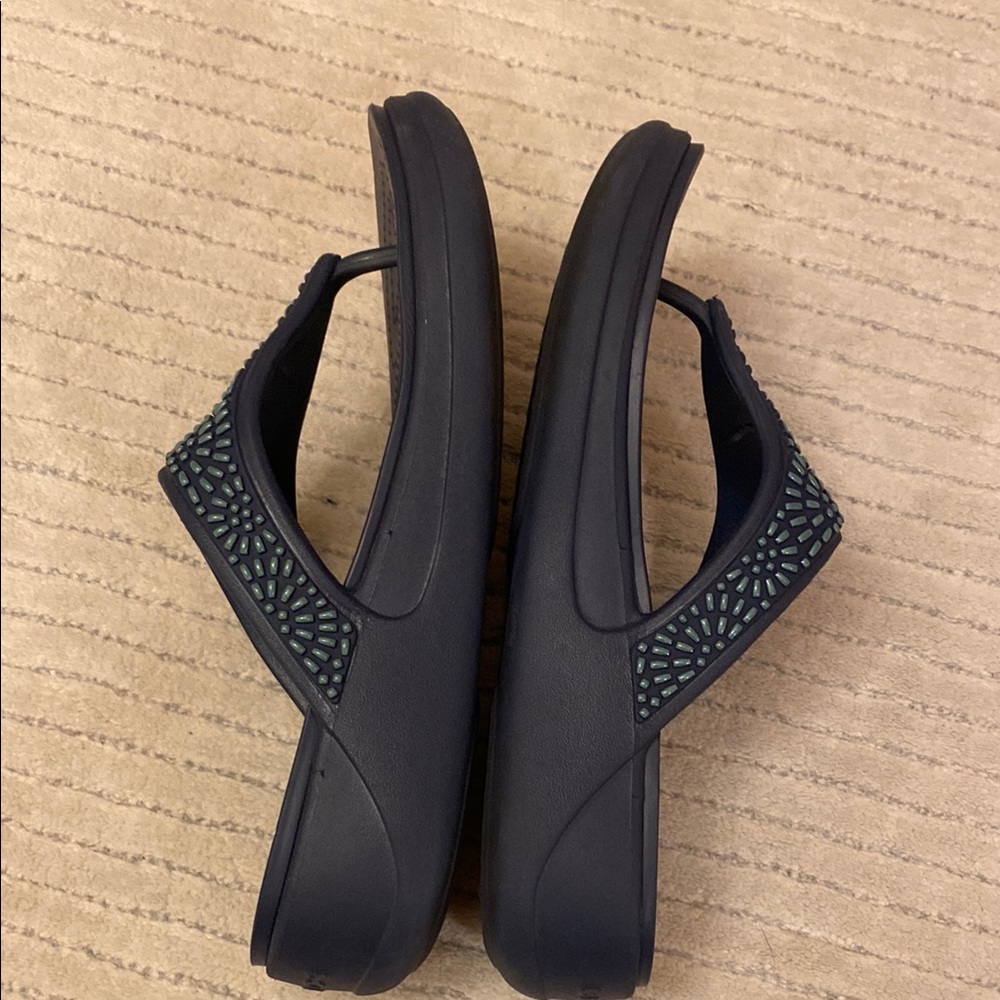 CROCS Black and Green Sandals with Textured Strap - Picture 7 of 9